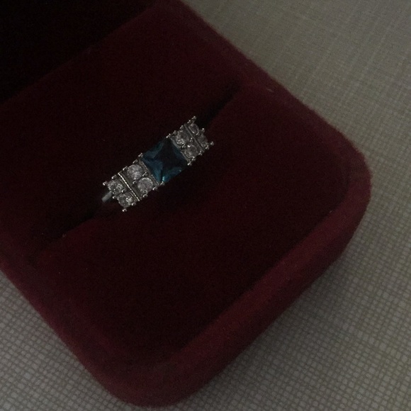 Classic designed Blue Topaz Ring - Picture 4 of 12